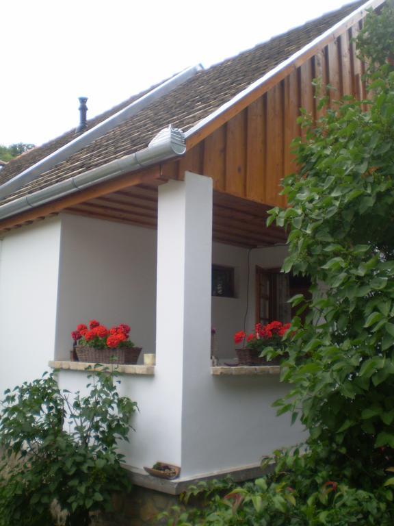 Tulipanos Vendeghaz Apartment Obanya Exterior photo
